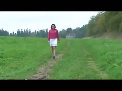 Exclusive spy video of a girl peeing alfresco Part 1